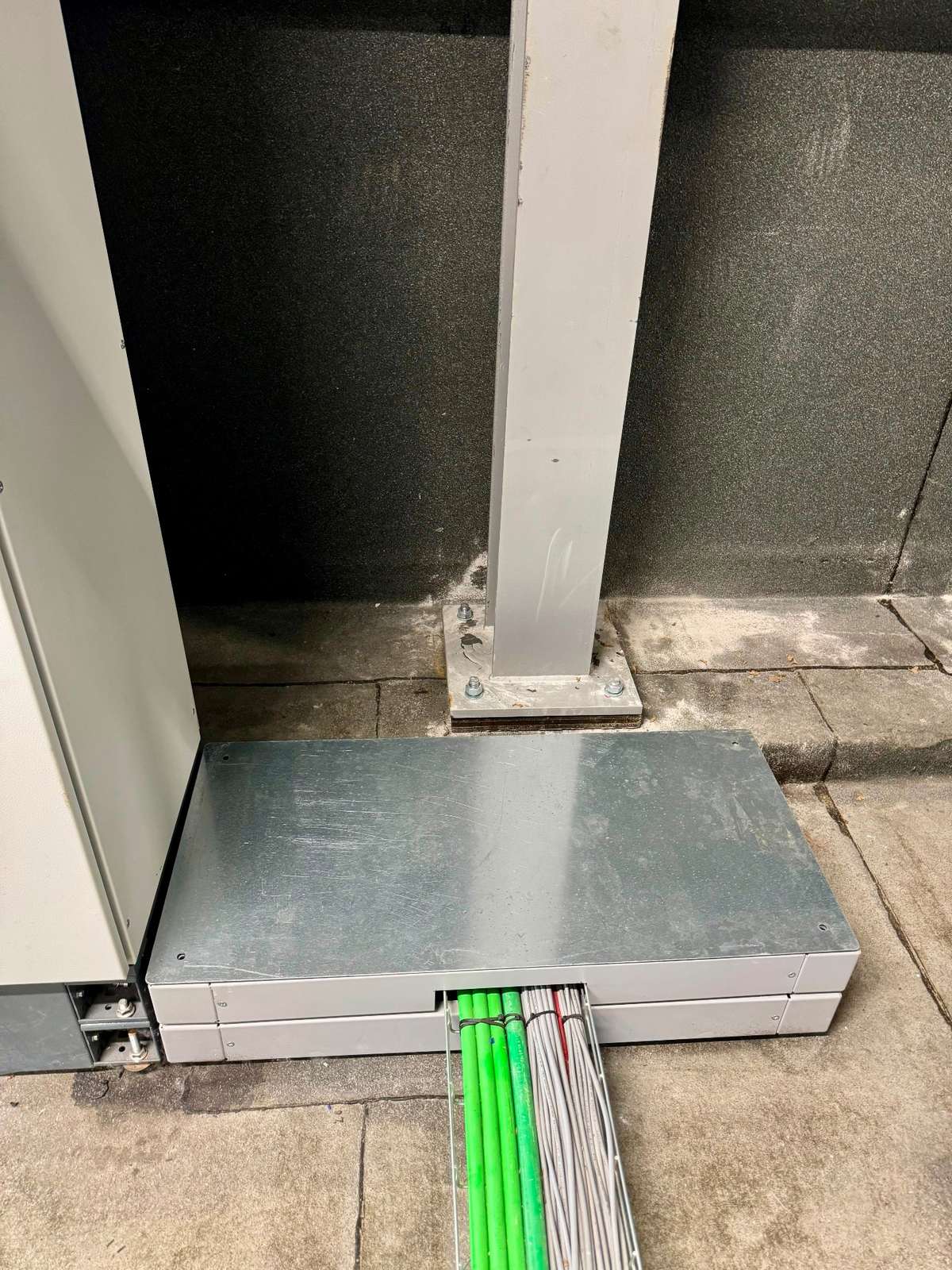 Basamento metallico con passaggio cavi